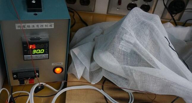 進行堵轉測試中的馬達。以紗布覆蓋并不是為了防泄密，而是標淮的測試流程，其目的是模擬實際居家環境中，馬達周邊可能會有易燃的材質