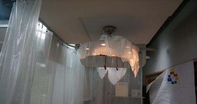 正在進行堵轉測試的天花板吊扇燈具，同樣會覆蓋紗布，其實這紗布也有學問，因為連紗布的材質、網目數都有嚴格規定。