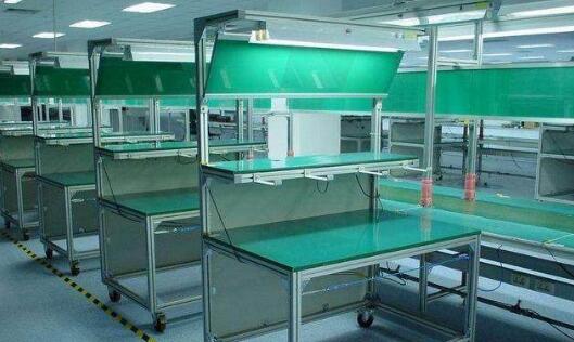 防靜電工作臺臺面一般由防靜電三聚氰胺高壓裝飾層壓板為表面材料與木質材料復合制成。