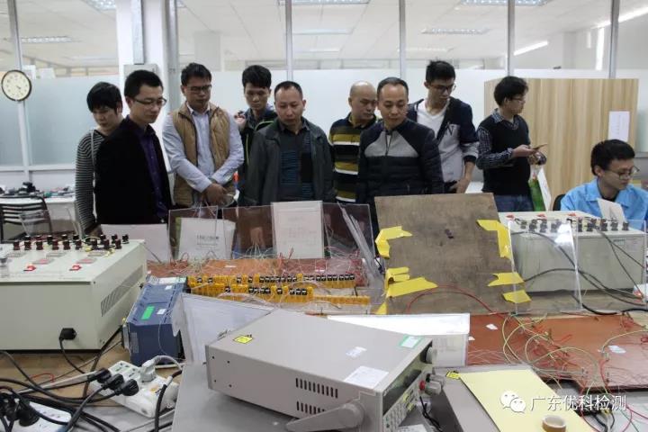 UK工程部經理袁華剖析了優科檢測認證服務優勢、現場解答客戶疑惑、帶領大家觀摩實驗室 UK工程部經理袁華剖析了優科檢測認證服務優勢、現場解答客戶疑惑、帶領大家觀摩實驗室